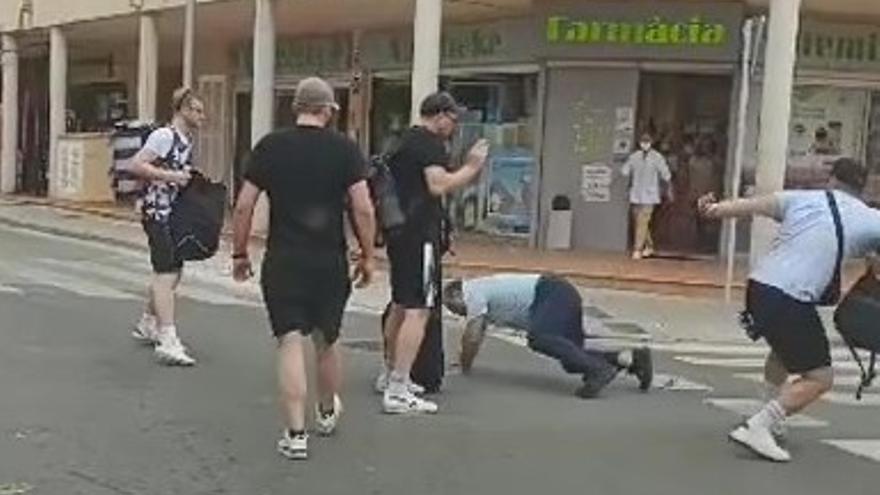 Nach Streit um Fahrtkosten: Kleinbusfahrer und Urlauber prügeln auf Mallorca aufeinander ein