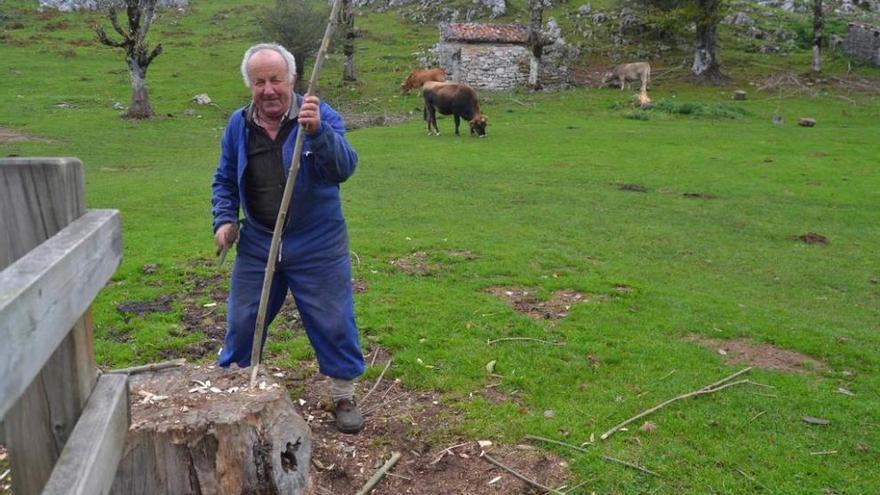 Antonio Fernández, con sus utensilios, en la vega de Gumartini.