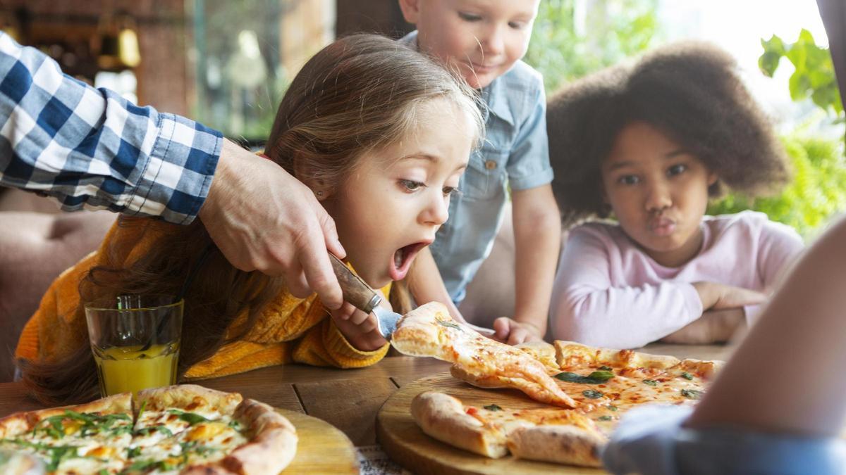 Una mesa de niños en un restaurante italiano