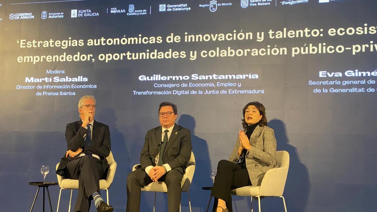 Guillermo Santamaría, en el centro, durante su intervención en el Foro España 360, de Prensa Ibérica, junto a Martí Saballs, director de Información Económica de Prensa Ibérica, y Eva Giménez, secretaria general de la Generalitat de Catalunya.