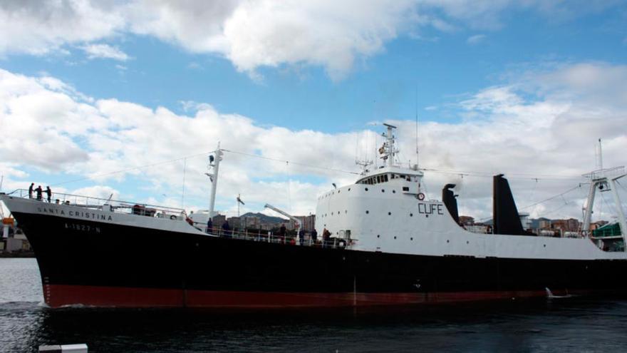 El barco arrastrero &quot;Santa Cristina&quot;, en el que viaja el cuerpo de José Luis Álvarez.