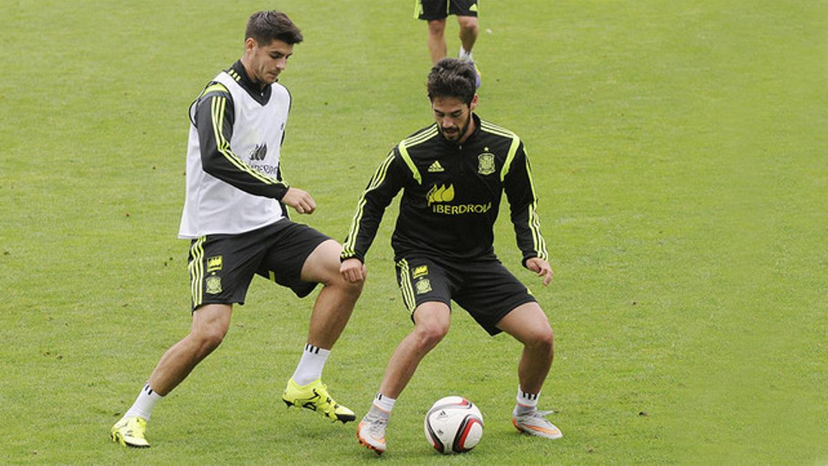 Morata trata de arrebatar el balón a Isco, durante el último entrenamiento de la selección española en León antes de volar a Bielorrusia