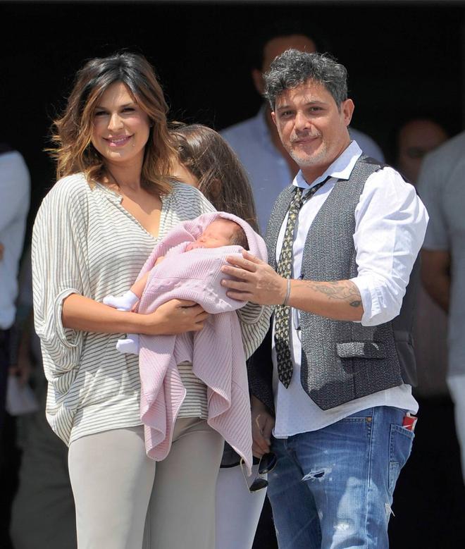 Raquel Perera y Alejandro Sanz cuando presentaron a su hija Alma