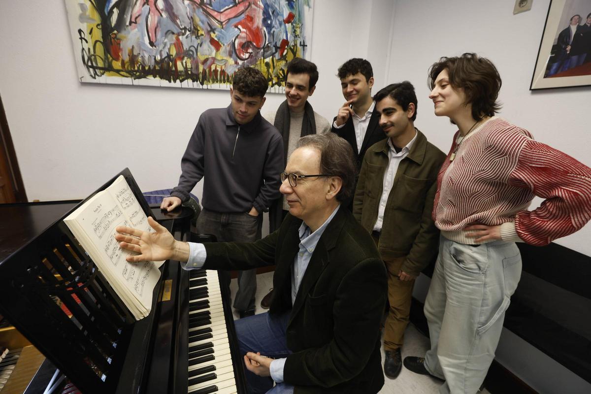 Por la izquierda, José Ángel Miñor, Iván Gómez, Teo Montero, Gonzalo Smaniotto, y Marlon Lombera, con el profesor Manuel Martínez Burgos sentado ante el piano.