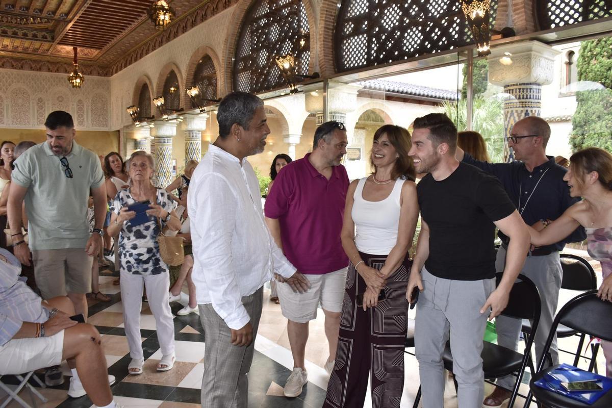 El alcalde Miguel Marín y la teniente de alcalde Carmen Gómez, durante la gala con uno de los protagonistas.