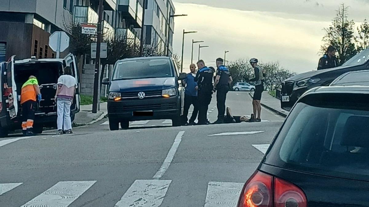 Los agentes de la Policía Local y sanitarios, durante la intervención en Viesques.