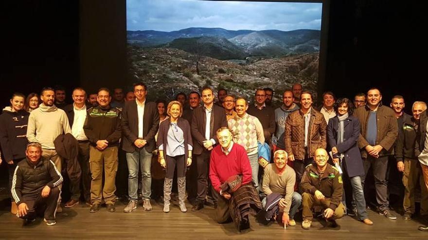 La consejera Cachá con parte de los trabajadores que han actuado en las sierras quemadas este verano.