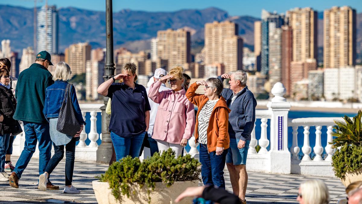 Un grupo de turistas en el Castell de Benidorm.