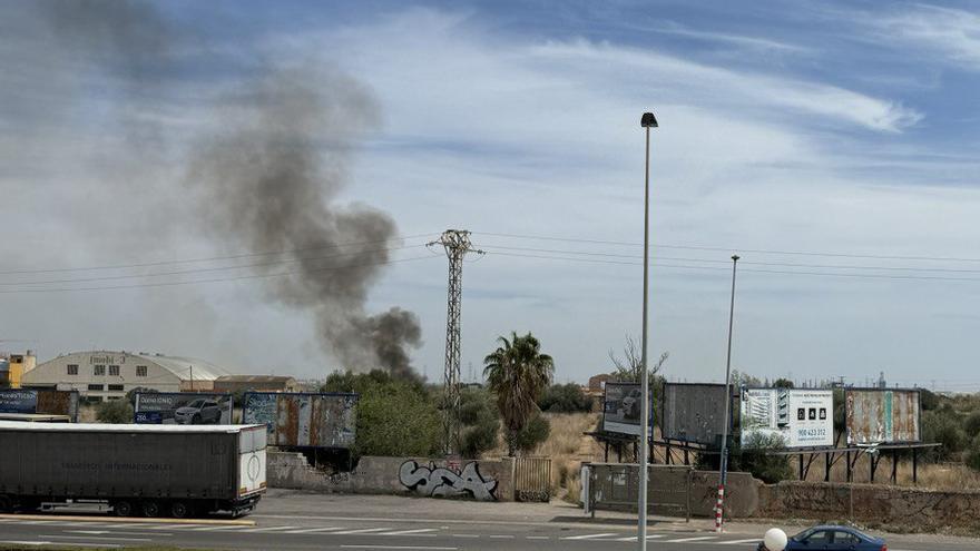 Incendio en Castelló: Un columna de humo sorprende a los vecinos del Sensal