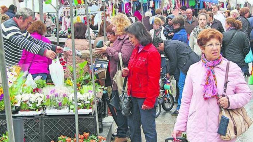 Una vista del mercadillo ambulante de Marín.  // Santos Álvarez