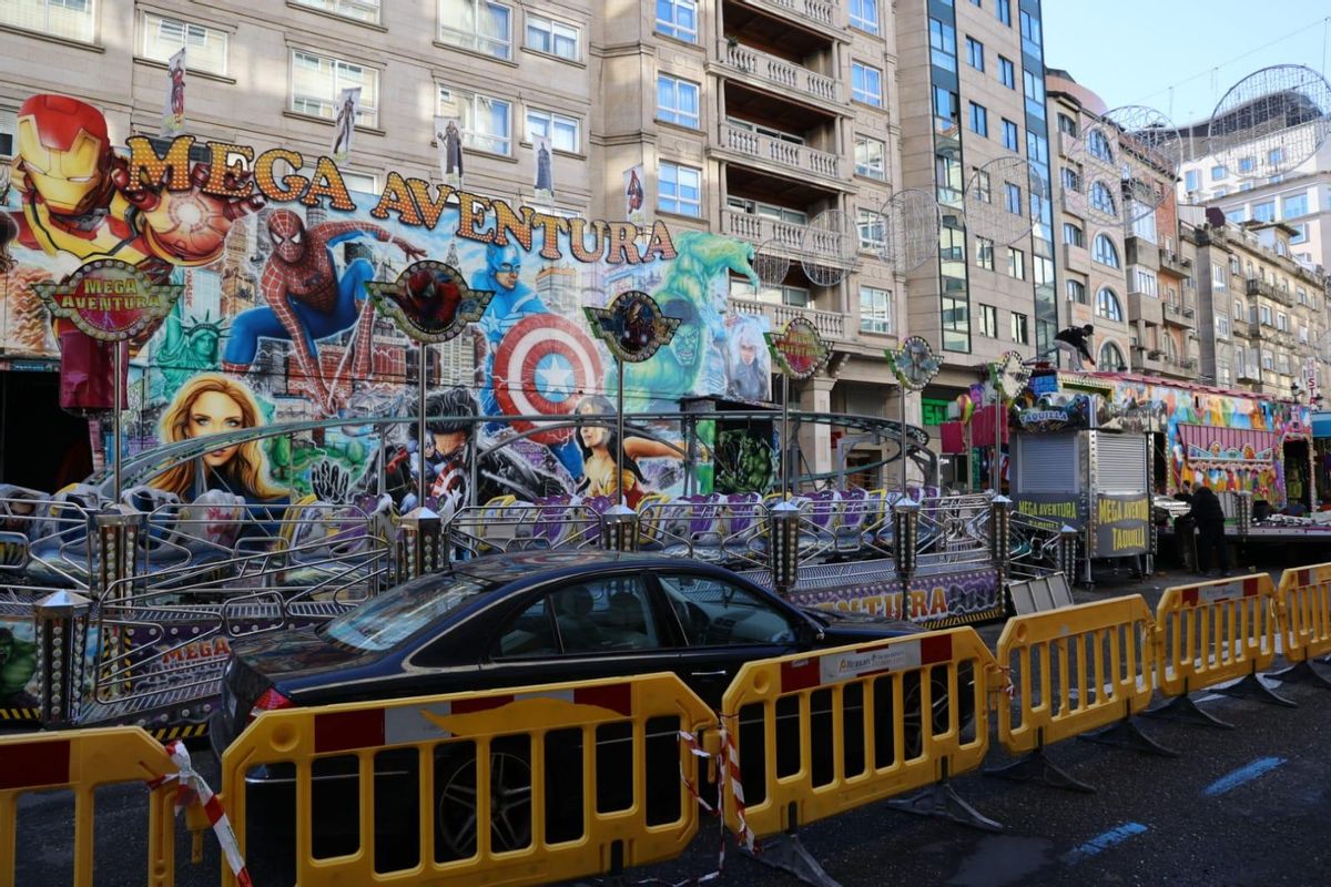 Atracción de superhéroes instalada en Rosalía de Castro.