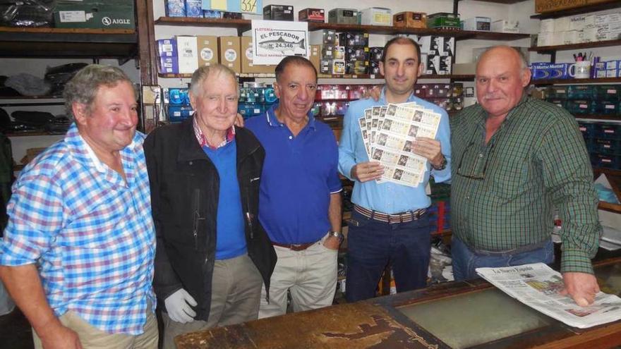 Por la izquierda, Pedro Félix Correa, Manolo Moro, Josu Lezama, José Pedro Lezama y &quot;Quico el Molineru&quot;, ayer.