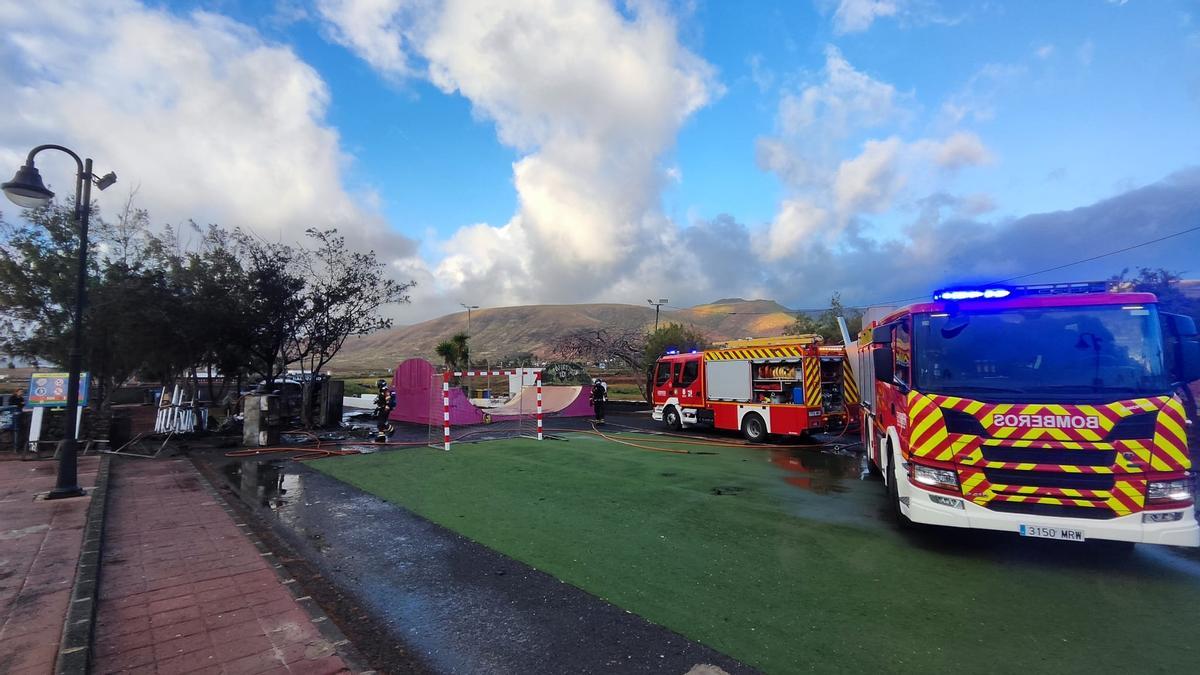 Intervención de bomberos de Lanzarote, este viernes, para apagar el fuego originado en una furgoneta bar junto a la playa de La Garita, en Arrieta