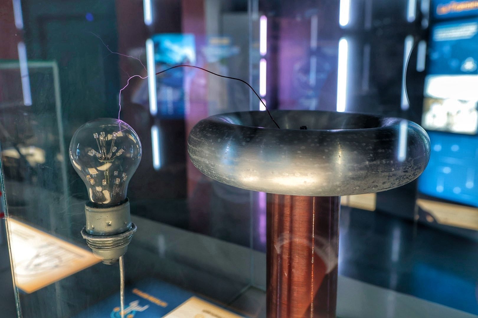 Inauguración exposición "Conéctate al futuro. La transición energética" en el Museo de la Ciencia y el Cosmos