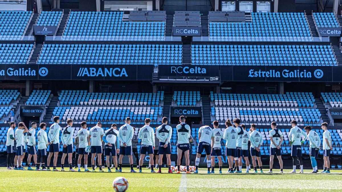 Los jugadores del Celta hacen corro con Onésimo durante el entrenamiento celebrado el pasado jueves en el estadio de Balaídos. // RCCV