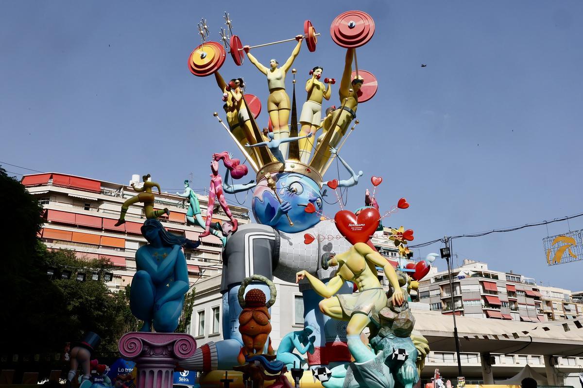 Carmen, Marta y la corte infantil visitan la hoguera Seneca-Autobusos