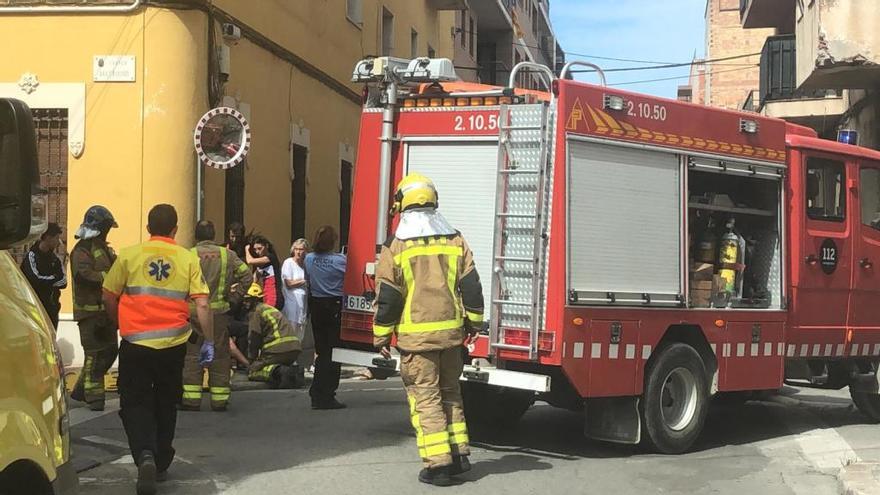 Els serveis d&#039;emergències atenent el motorista ferit a Figueres.