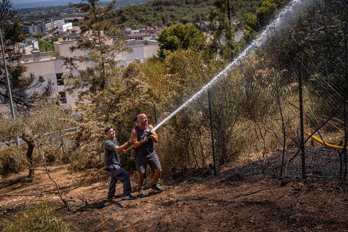 Los Bombers confían en perimetrar pronto el incendio forestal en Gavà que ha obligado a confinar a 6.000 personas