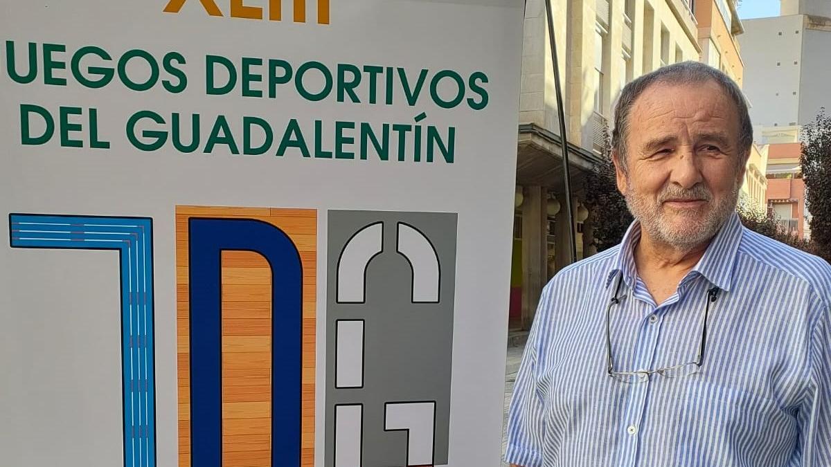 El embajador de los Juegos Deportivos del Guadalentín, Antonio Vidal, junto al cartel de la edición de este año.