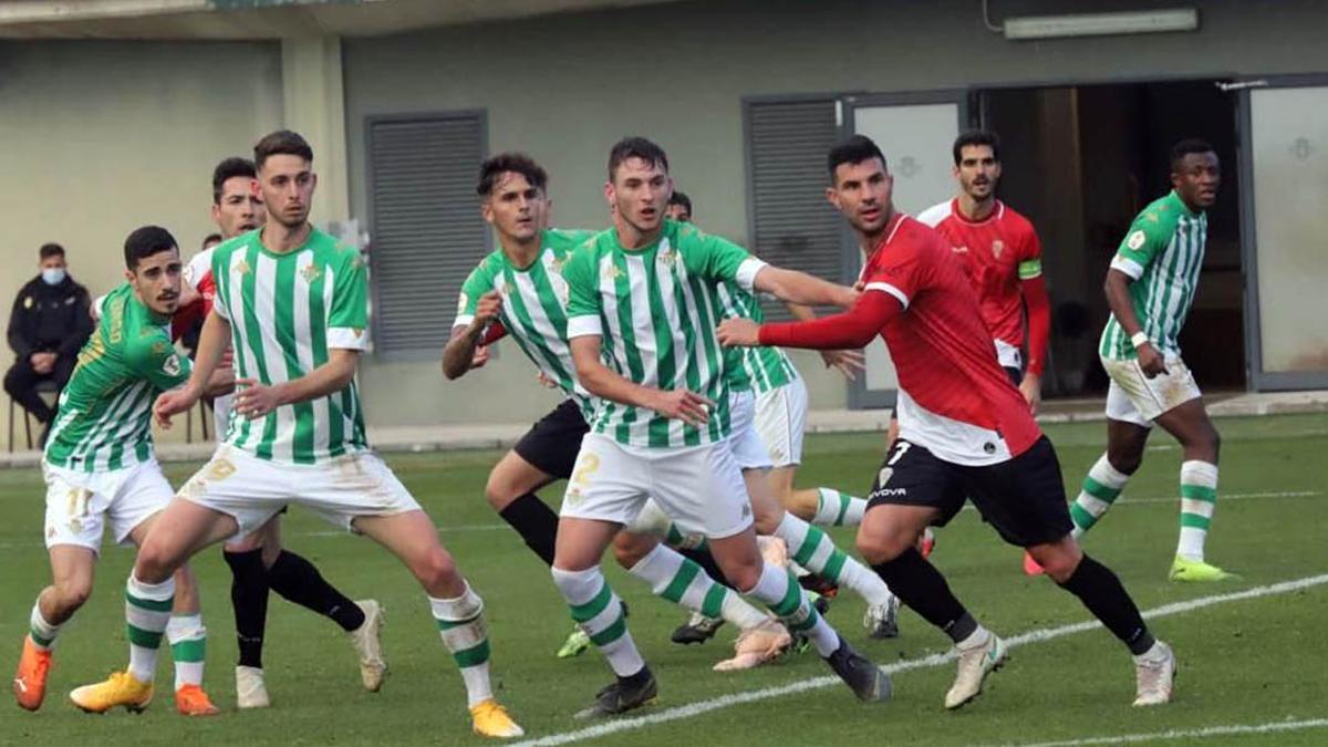 Acción del partido Betis Deportivo-Córdoba CF en la primera vuelta en la Ciudad Deportiva Luis Del Sol.