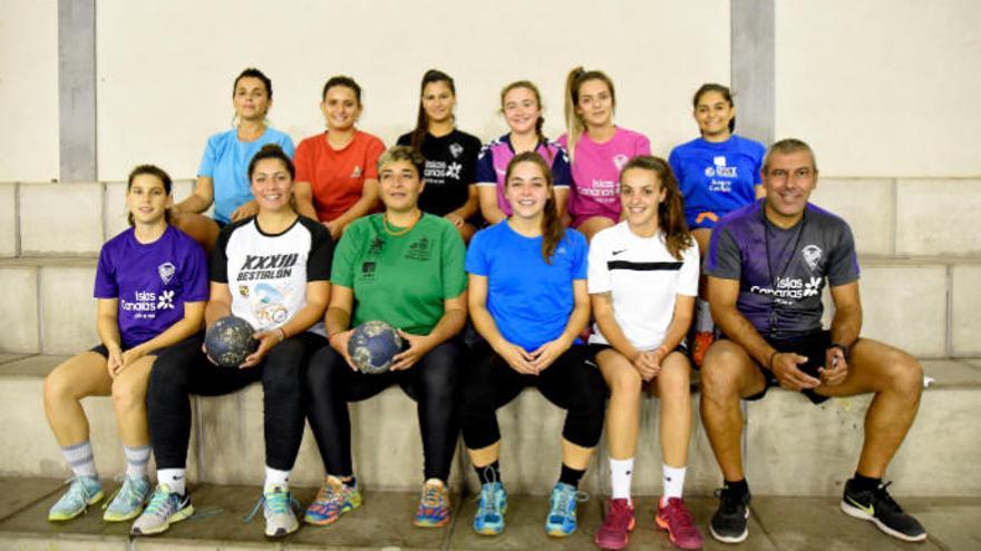 Parte de la plantilla del Balonmano Tejina Tenerife, en el graderío del pabellón del IES Antonio González de la localidad lagunera.