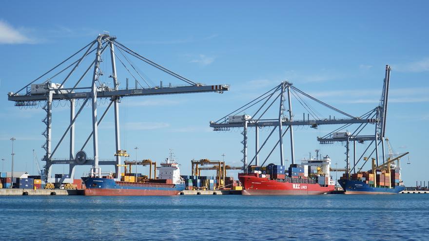 Barcos de contenedores en el Puerto de Tarragona.