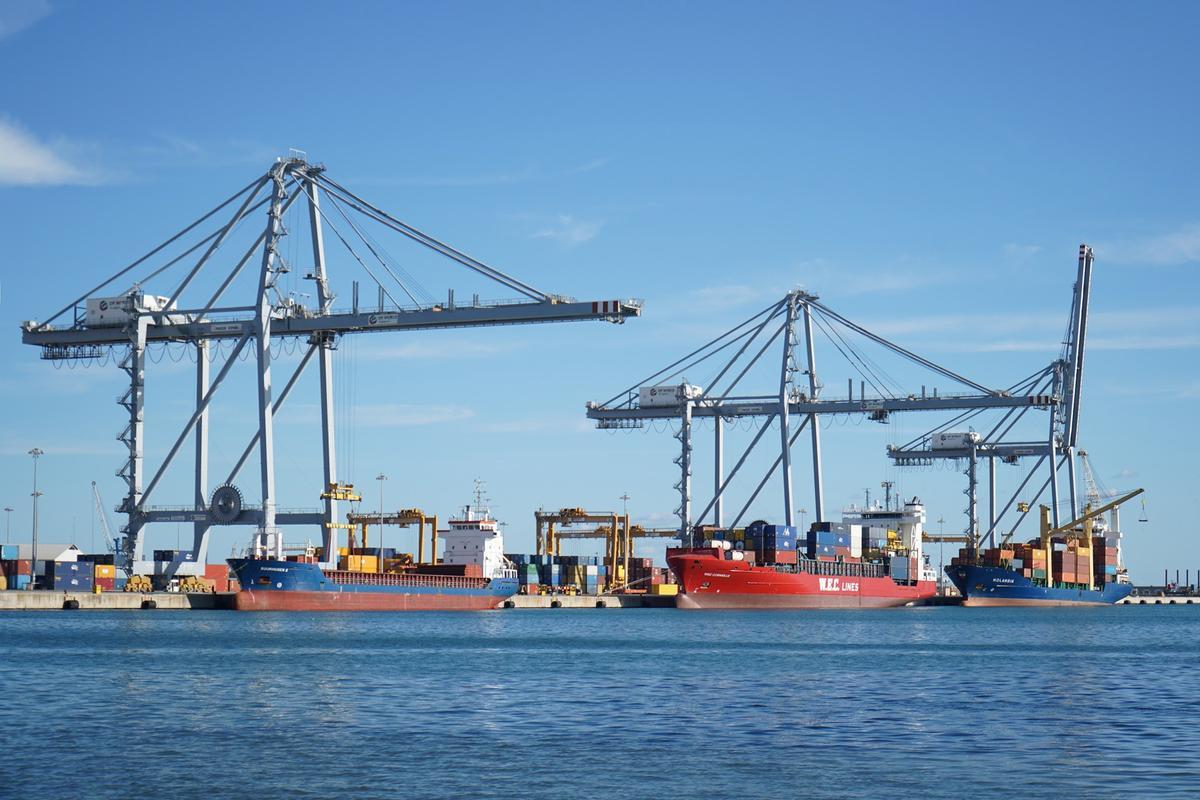 Archivo - Barcos de contenedores en el Puerto de Tarragona