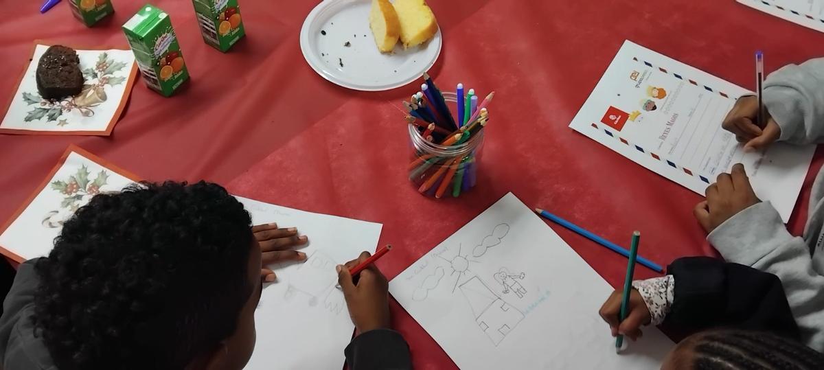 Cáritas atiende a un grupo de menores, en una imagen de archivo.