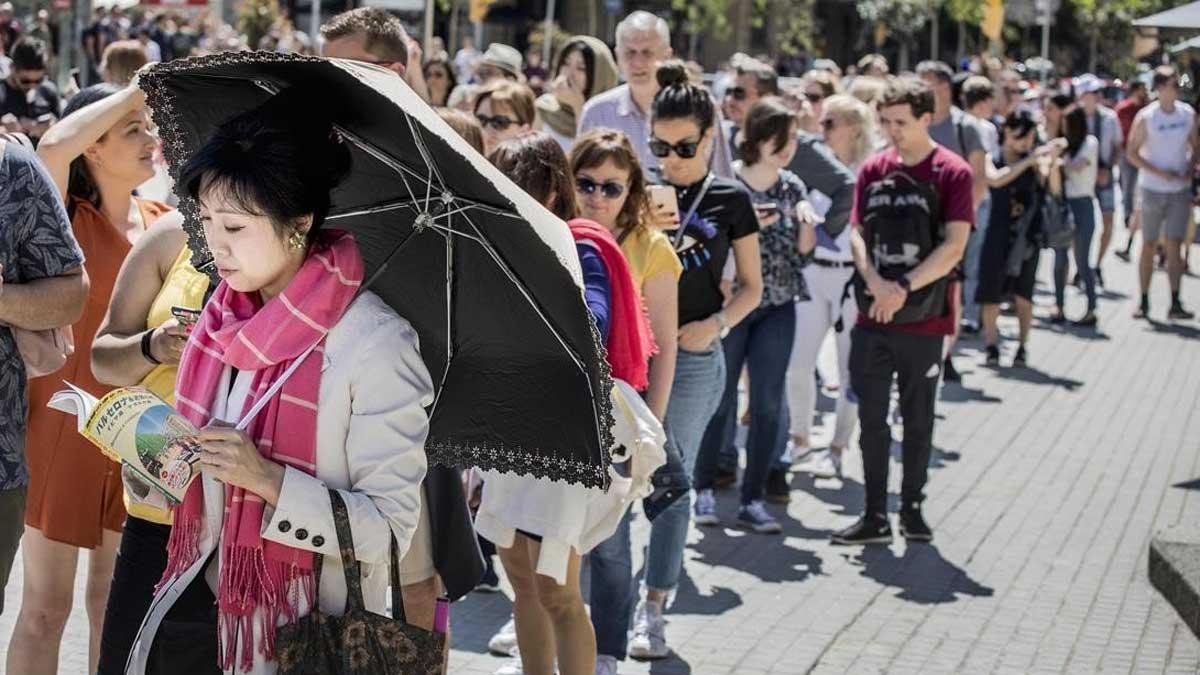 La llegada de turistas cayó en julio en España y Catalunya sigue como primer destino de visitantes extranjeros.