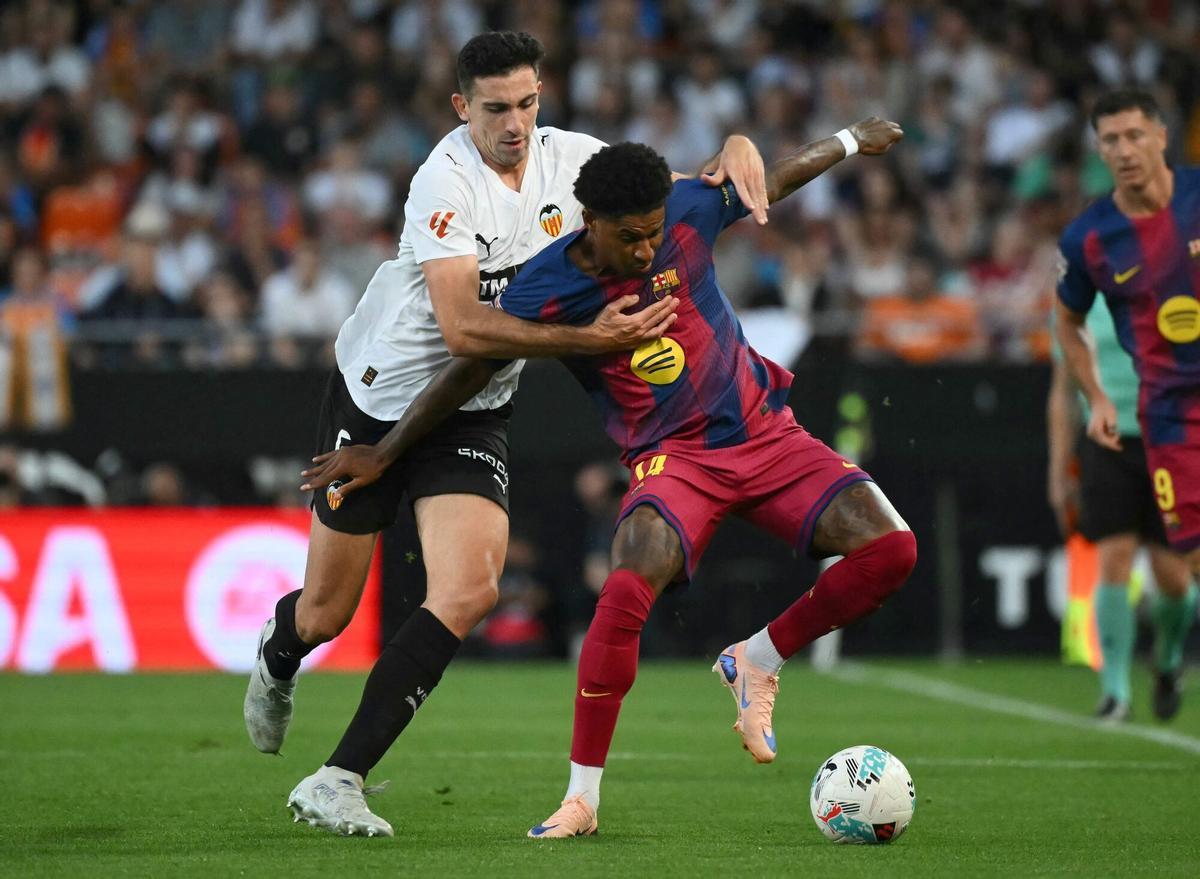 Barcelona's English forward #14 Marcus Rashford fights for the ball with Valencia's Spanish defender # 05 Cesar Tarrega during the Spanish league football match between Villarreal CF and Sevilla FC at La Ceramica Stadium in Vila-real on May 12, 2026. (Photo by JOSE JORDAN / AFP)