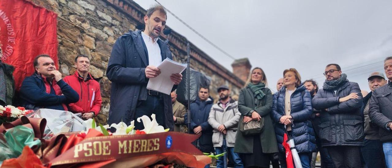 Barbón, a la derecha, sigue junto a Delia Losa y Rita Camblor la interveción del líder del PSOE de Mieres, Alejandro Fernández. | A. Velasco