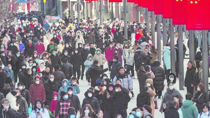 Ciudadanos chinos, paseando por la calle. |   // EFE