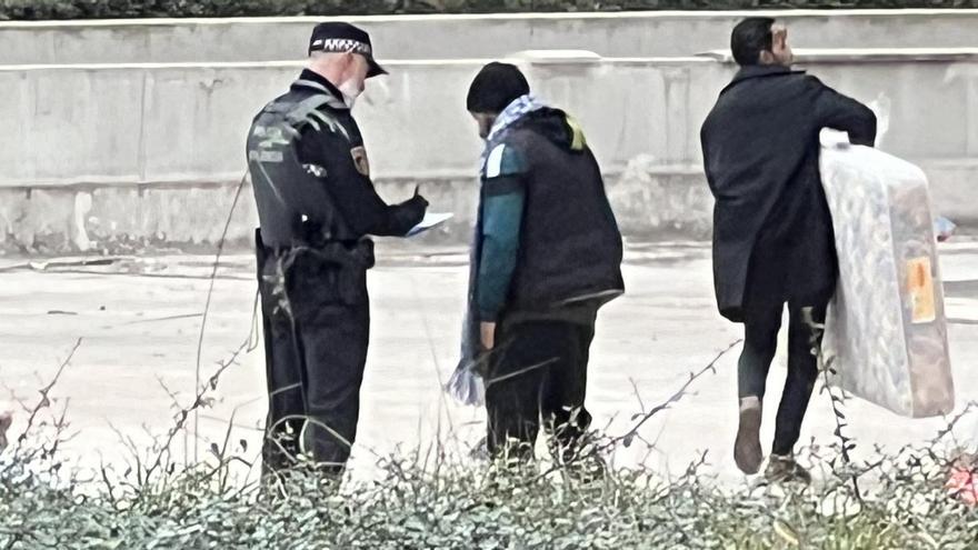 Un policia identifica a una persona vulnerable en el río.