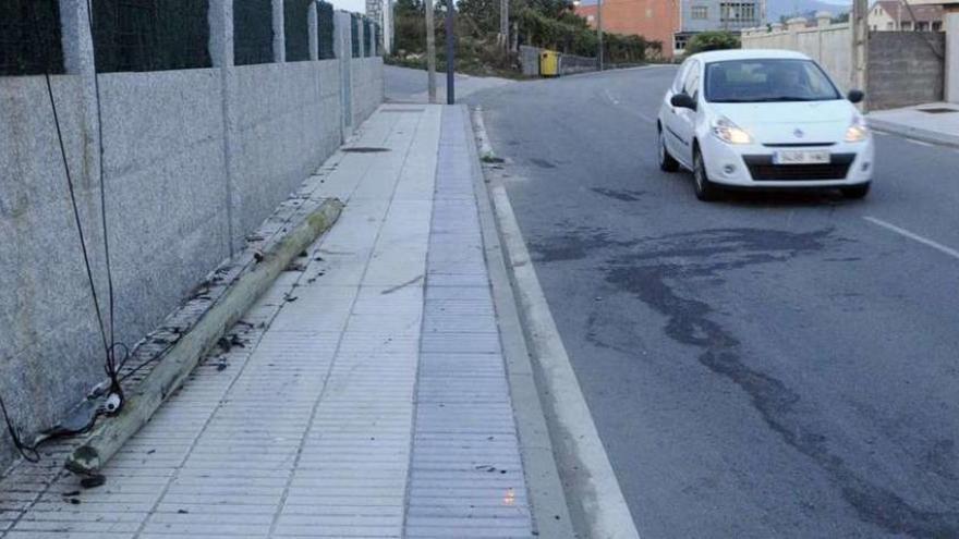 El accidente de Vilanova se produjo en la calle A Cerca, también conocida como &quot;carretera vieja&quot;. // Noé Parga