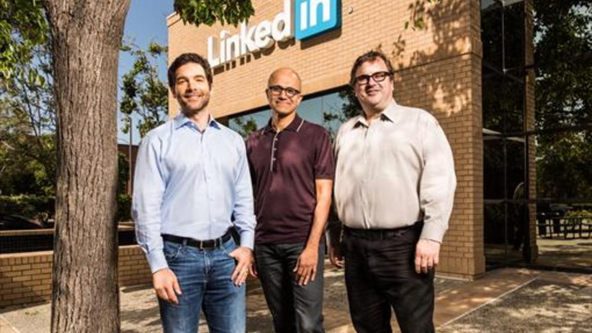 Jeff Weiner, Satya Nadella y Reid Hoffman.