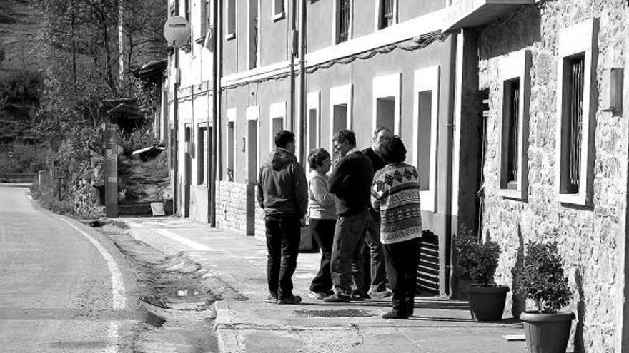 Vecinos de La Barraca, con responsables municipales.