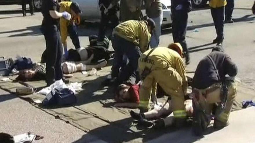 Los equipos de emergencia atienden a los heridos en la salida del centro. // Reuters