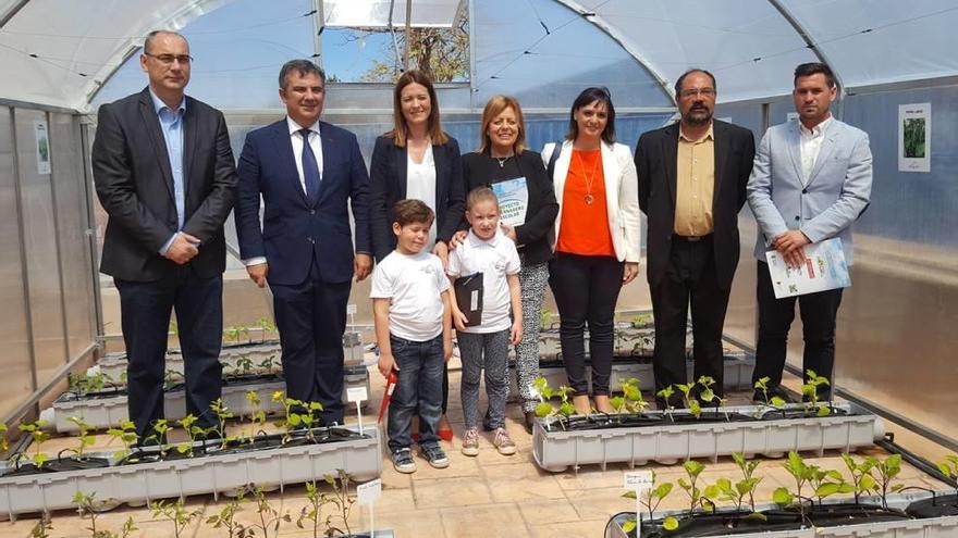 El invernadero fue inaugurado por la consejera de Educación en el CEIP Ciudad del Mar.