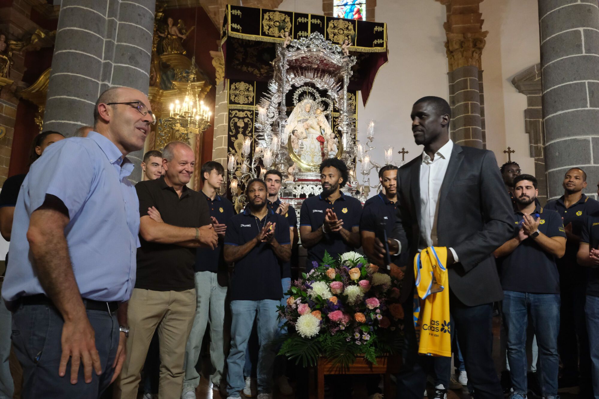 La plantilla del CB Gran Canaria visita a la Virgen del Pino