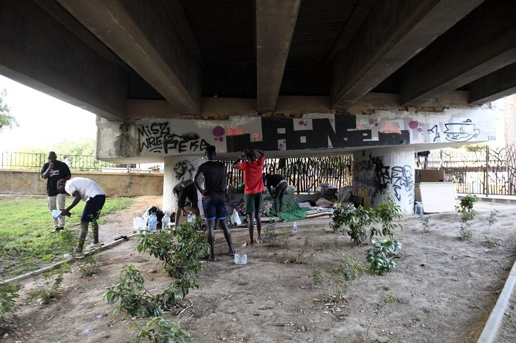 Así es la vida bajo el puente de la autovía de la A-30 en Murcia