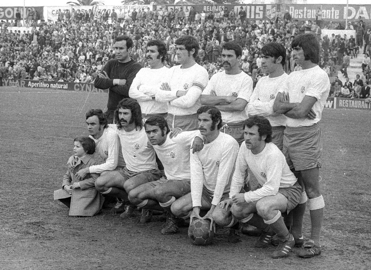 Una alineación del Tenerife en la temporada 72/73.