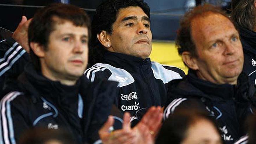 Maradonna observa el partido desde el banquillo