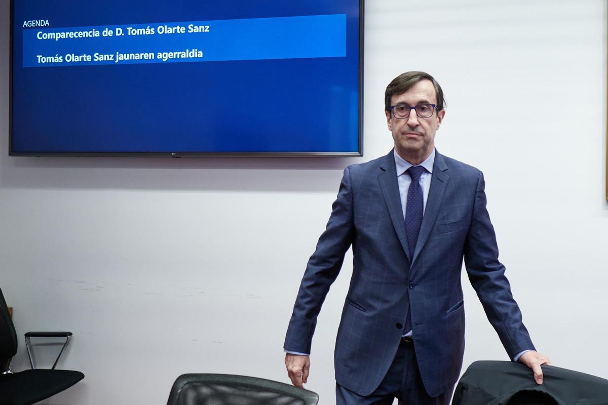 El exdirector de la Zona Norte de Acciona Construcción, Tomás Olarte Sanz, comparece ante la Comisión de Investigación sobre adjudicaciones públicas, en el Parlamento de Navarra, a 17 de marzo de 2026, en Pamplona, Navarra (España).
