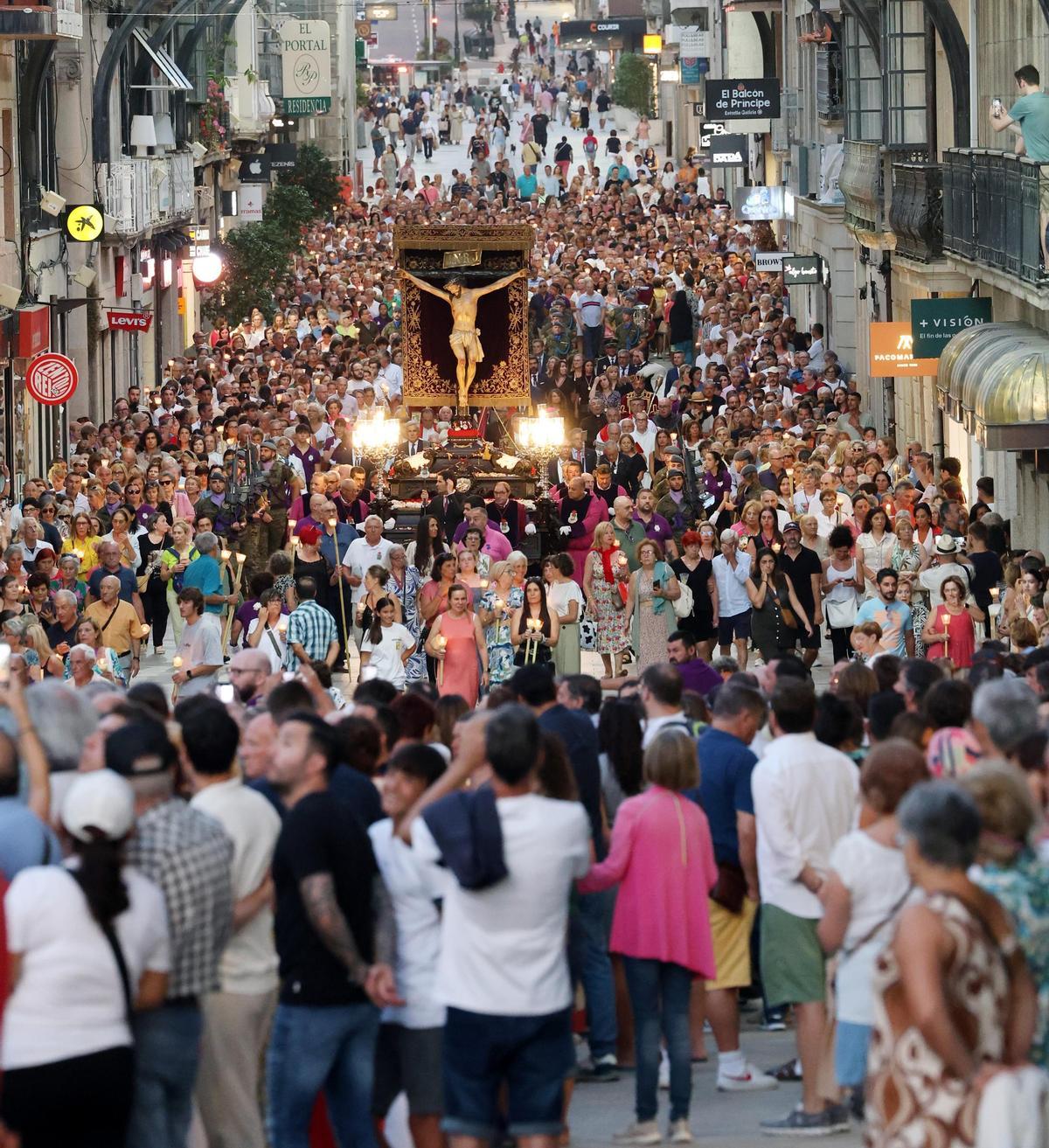 Multitudinaria devoción por el Cristo de la Victoria en Vigo