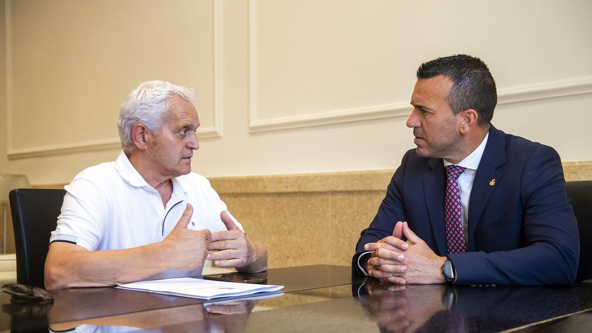 El alcalde de Llocnou d'en Fenollet y el presidente de la diputación.