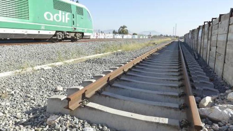 La Dama de Elche se cuela en la estación del AVE