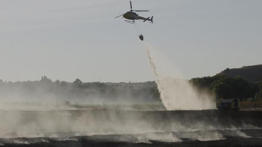 Un helicóptero de la Junta sofoca un incendio en la provincia de Zamora. | Emilio Fraile