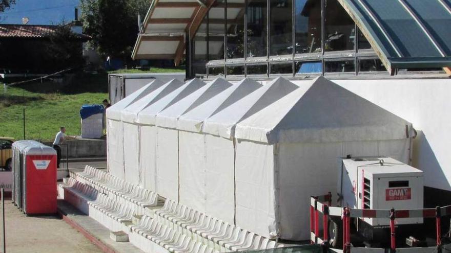 Preparativos en la zona del polideportivo, donde tendrá lugar el almuerzo, ayer.