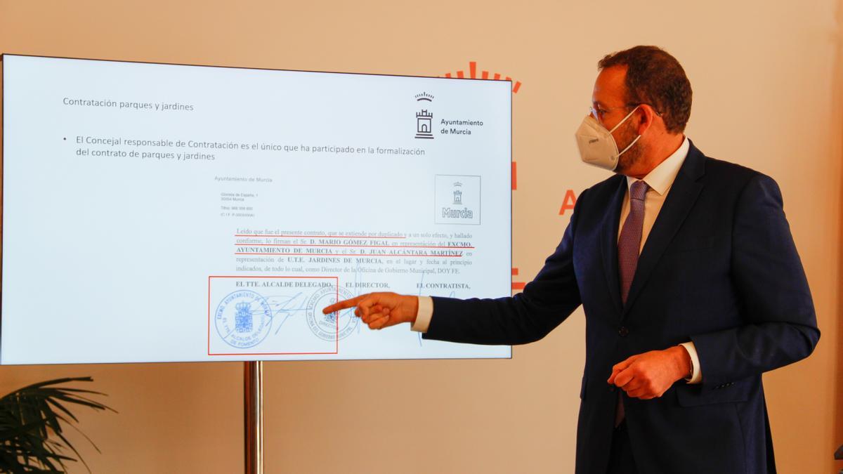 El concejal Pepe Guillén muestra la firma del edil Mario Gómez en el contrato de Parques y Jardines