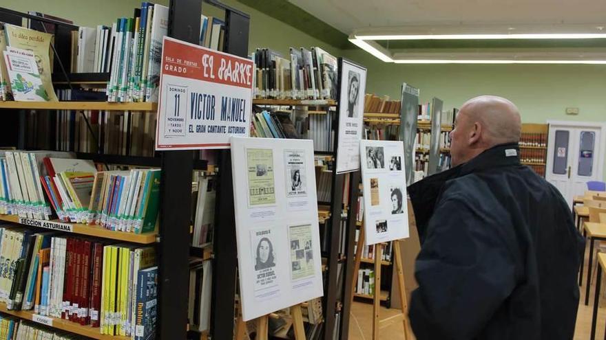 Un usuario de la biblioteca leyendo, ayer, los paneles de la exposición.